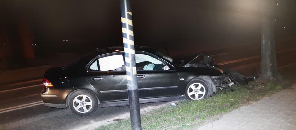 Łódź: uciekając przed policją uderzyła w drzewo. Kobieta była pijana i... poszukiwana