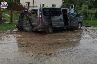 Tragiczny finał czołówki w powiecie zamojskim. 27-letni kierowca busa nie przeżył zderzenia z TIR-em
