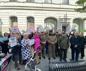 Wielki protest pod urzędem miasta w Łodzi. Broń lasów Lublinka