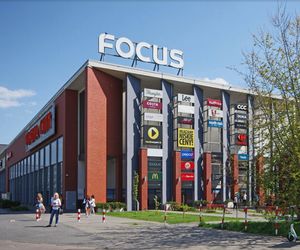 Wypadł z 1. piętra centrum handlowego i runął na kobietę! Szokujący wypadek w Bydgoszczy