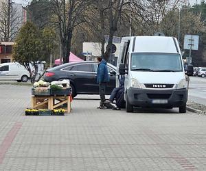 Pustki na targowisku w Nowej Dębie