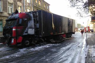 Tir stanął w płomieniach w centrum Łodzi! Utrudnienia potrwają do południa! [AKTUALIZACJA]