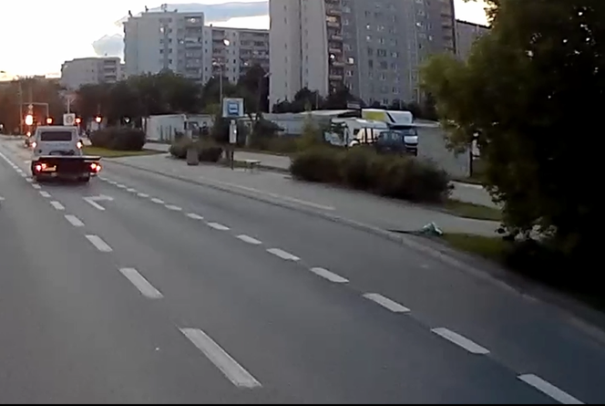Maleństwo pełzało środkiem ulicy. Cudem uniknęło śmierci!