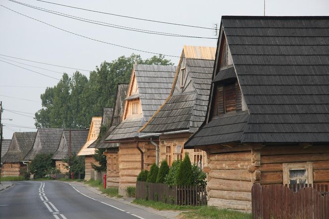 To jedna z najpiękniejszych wsi w Małopolsce. Jej ozdobą są zabytkowe chałupy