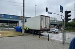 Ciężarówka zmiażdżyła pieszego na pasach w Warszawie. Fatalny wypadek, śmierć na miejscu