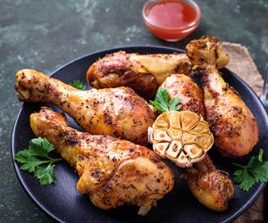 Udka kurczaka w piwie. Doskonały obiad z piekarnika dla całej rodziny