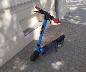 O jakich przepisach należy pamiętać, jadąc hulajnogą elektryczną?
