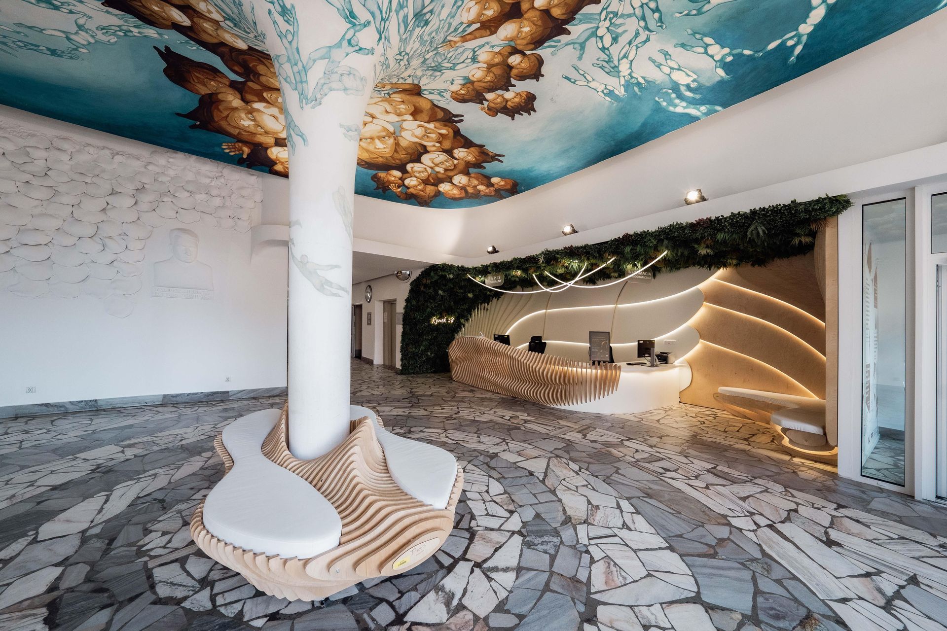 Galeria pod Plafonem i strefa wejściowa Dolnośląskiej Biblioteki Publicznej na rynku