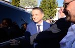Rafał Trzaskowski  otoczony dziennikarzami przed debatą Super Expressu