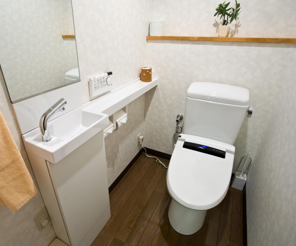 Jak urządzić małą toaletę? Bardzo małe WC w bloku - nowoczesne aranżacje