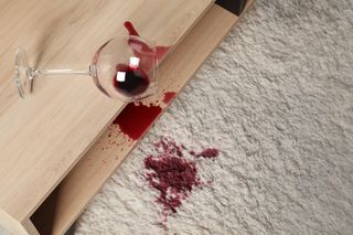 Miałam gigantyczną plamę z czerwonego wina w salonie. Pozbyłam się jej dzięki mleku