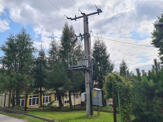 Chłopiec porażony prądem walczy o życie! Wspiął się na słup energetyczny w Racławówce [ZDJĘCIA]