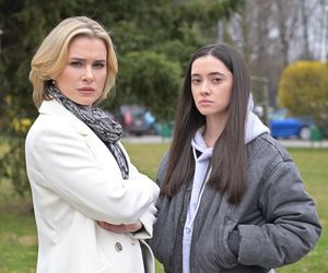 Pierwsza miłość odc. 4002. Milena / Angelika (Patrycja Franczak), jej matka Eliza (Anna Maria Sieklucka)