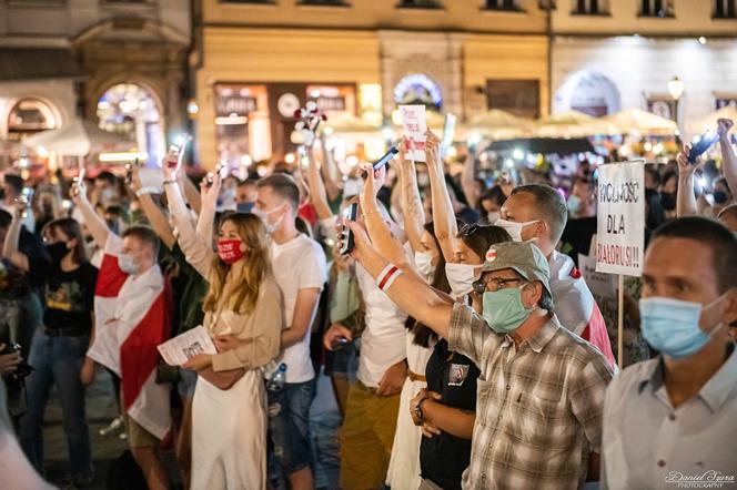 Manifestacja Białorusinów na rynku w Krakowie. "Precz z Łukaszenką!"