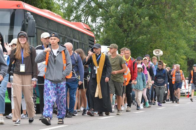 „Wychodzimy z Księżomierzy”. Słoneczny dzień pątników w drodze na Jasną Górę! ZDJĘCIA