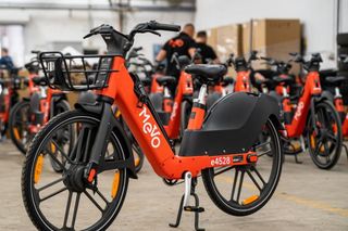 Nowe rowery MEVO już na ścieżkach rowerowych. Flota odbudowuje się po pożarze hali w Gdańsku 