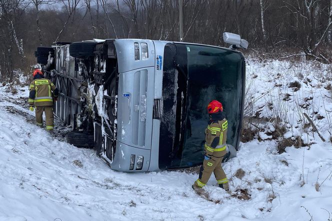 Wypadek autokaru w Bieszczadach. 18 osób poszkodowanych 