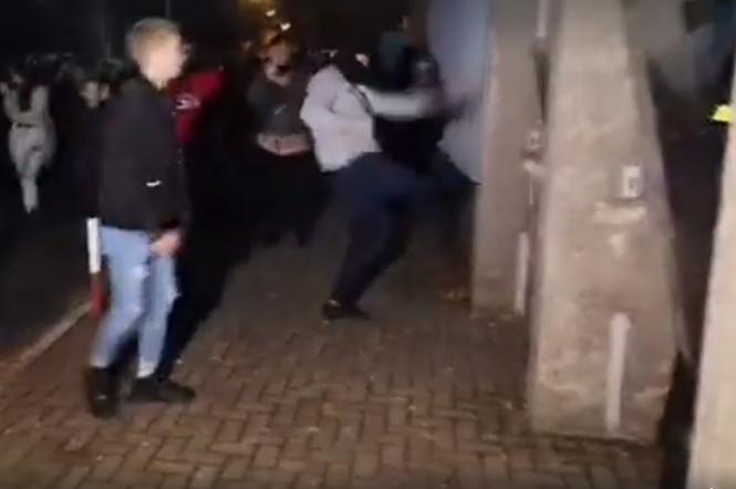 Zamieszki pod komendą policji w Koninie. W ruch poszły kamienie i butelki! [WIDEO]