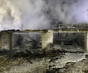 Spalił się budynek i trzy pojazdy. Duże straty po pożarze w Zaborówcu niedaleko Leszna