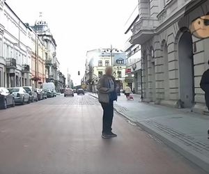 Wyjął pistolet na środku ulicy i wycelował w kobietę. Poszukuje go policja 