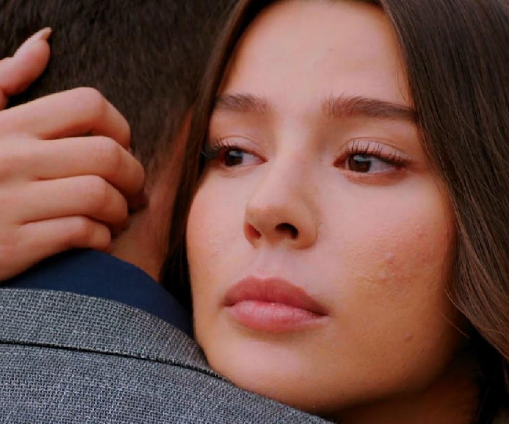 Zeynep przytula Egego, na jej twarzy maluje się smutek i rozstanie. Scena jest kluczowym momentem w 314. odcinku serialu „Miłość i nadzieja”. Więcej szczegółów na temat losów bohaterów znajdziesz na Super Seriale.