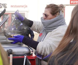 33. Finał Wielkiej Orkiestry Świątecznej Pomocy. Dziennikarze Radia ESKA rozgrzewają Tarnów pysznym żurkiem!