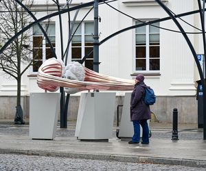 Rzeźba ''Obietnica'' znika z ulicy Kilińskiego. Wróci przed Bożym Narodzeniem