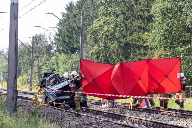 Osobówka wjechała pod pociąg w Wielkopolsce. Cztery osoby nie żyją!