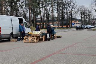 Pustki na targowisku w Nowej Dębie