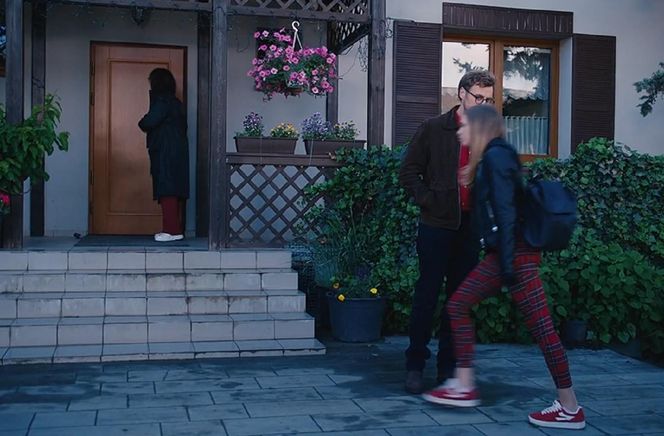 M jak miłość, odcinek 1883. Marysia (Małgorzata Pieńkowska), Darek Hoffman (Mateusz Rusin), Sara (Nadia Skrzypek)