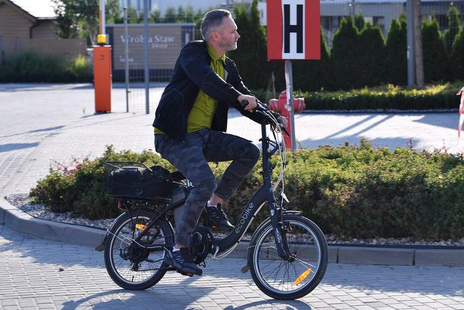 Przesiadł się na rower elektryczny