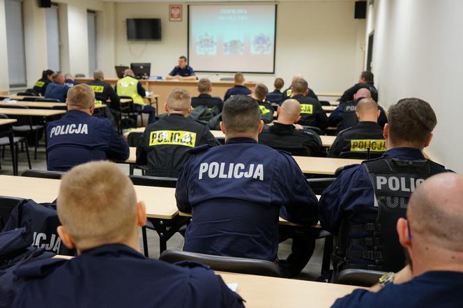 Kursanci ze Szkoły Policji w Pile na bydgoskich ulicach