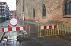 Ulica Świętojańska, która przylega do kościoła św. Mikołaja jest częściowo zamknięta