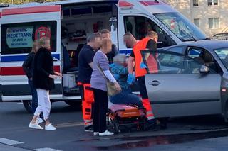 Wypadek samochodowy na Powsińskiej. Pierwszej pomocy udzielał Cezary Pazura