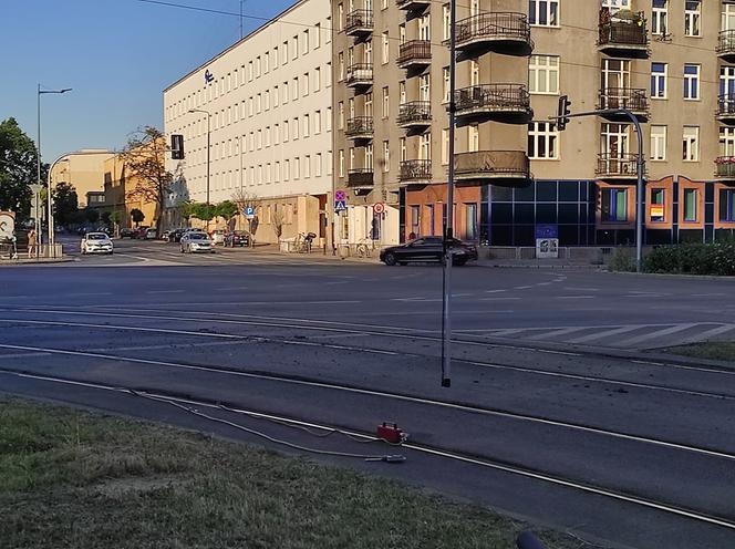 Tramwaj sunął po betonie! Awaria w al. Niepodległości. Wagon wypadł z szyn