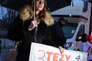 Protest przeciwko Lex Czarnek przez Sejmem. Marianna Schreiber 