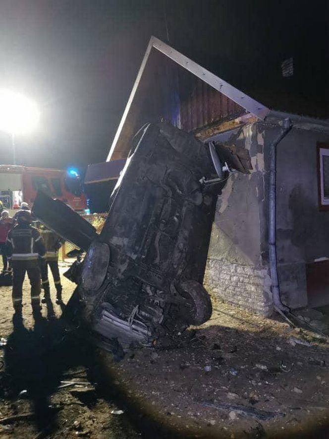 Lubelskie. Leżał w domu na sofie, gdy w ścianę wjechało auto. Kierowca był pijany 