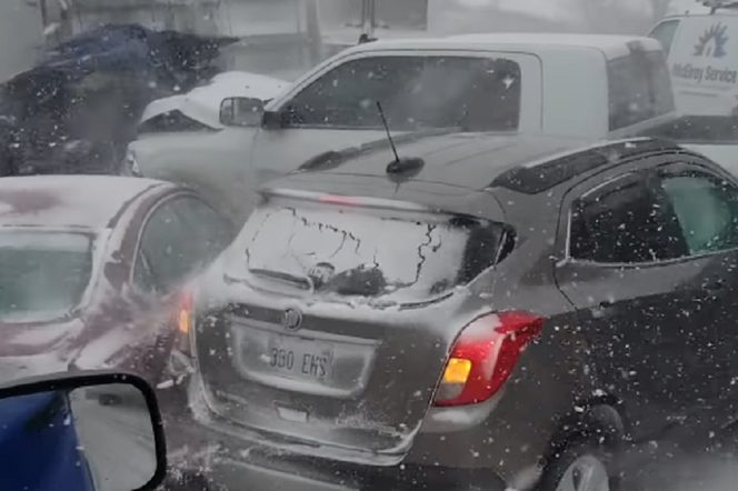 Sceny jak z horroru! Blisko 50 samochodów zniszczonych w karambolu na autostradzie - WIDEO