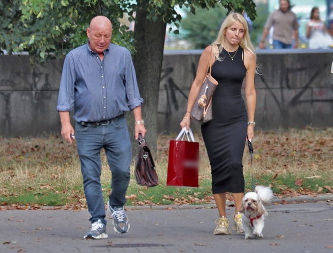 Jasnowidz Jackowski przyłapany w Warszawie. Młodsza, atrakcyjna kobieta i luksusowe zakupy