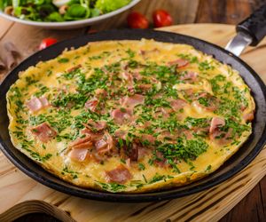 Omlet z szynką i warzywami