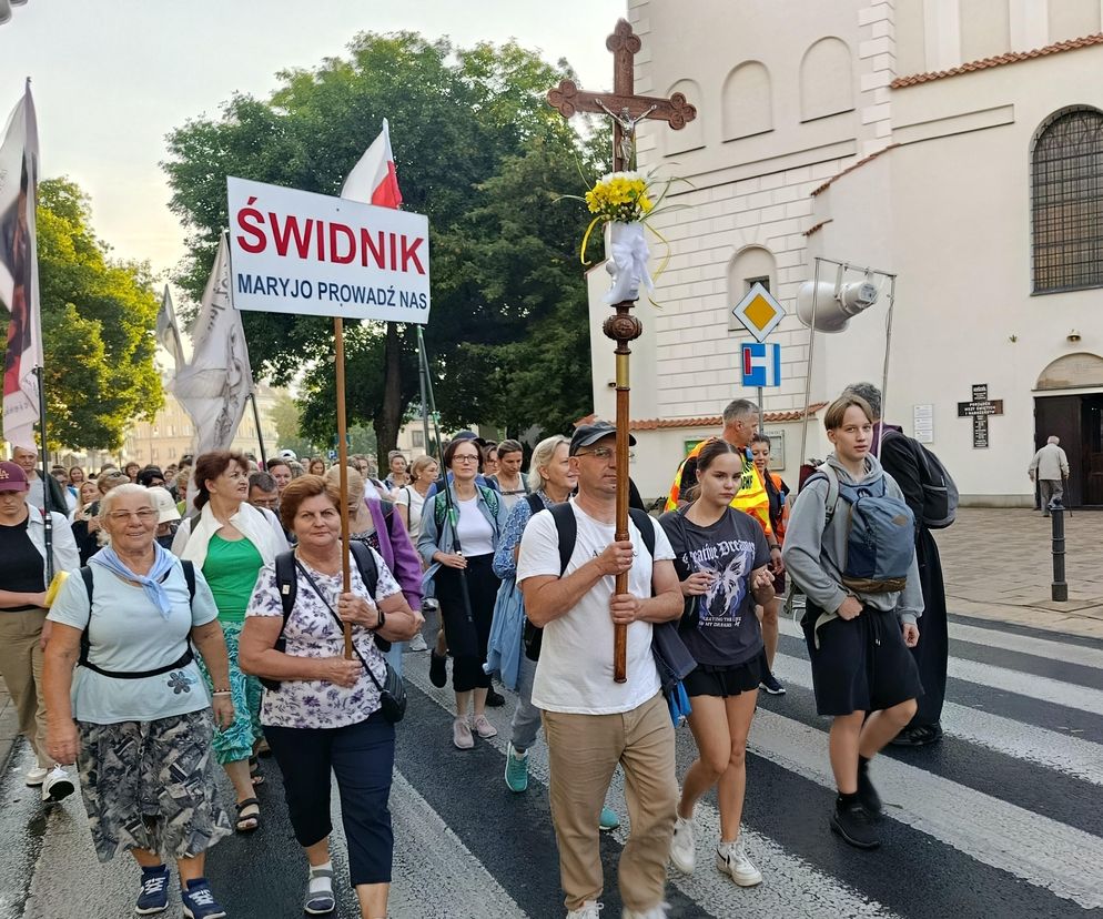 „Niezbędne są sprawdzone buty, dużo wody i pozytywne nastawienie”. Lubelscy pielgrzymi ruszyli do Wąwolnicy
