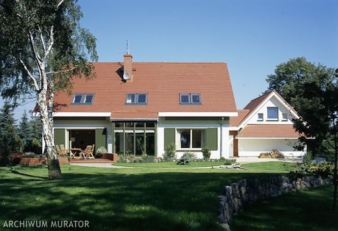 Jakie okna dachowe kupić na poddasze? Sprawdź, co oferują producenci okien