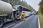 Wypadek na DK 10 pod Piłą. Autobus z dziećmi uderzył w cysternę