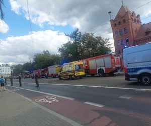 Kłęby czarnego dymu nad Toruniem. Pożar w centrum miasta