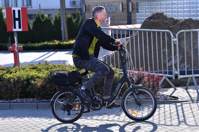 Przesiadł się na rower elektryczny