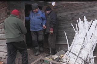 Rolnicy. Podlasie. Akcja wyciągania ramy okiennej z odchodów