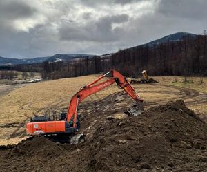 Zaczęły się prace nad odbudową tamy w Stroniu Śląskim. Grodza ma ochronić przed zalaniem mieszkańców