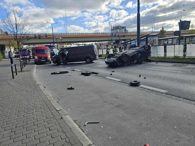 Samochód dachował, a potem uderzył w przystanek! Koszmarny wypadek w Bydgoszczy