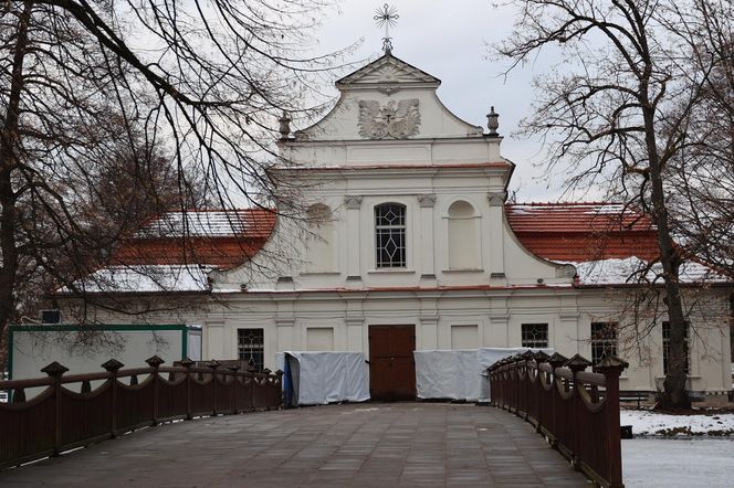 Kościół pw. św. Jana Nepomucena w Zwierzyńcu. Tak „kościół na wodzie” prezentuje się zimą