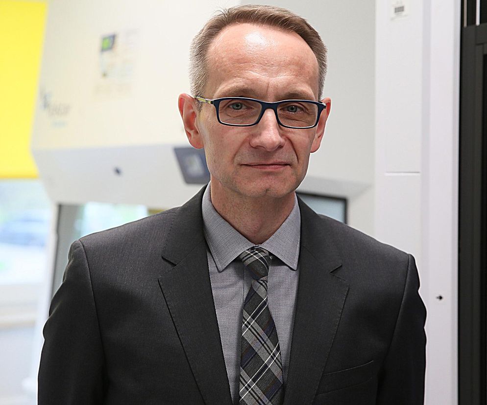 Gen. Grzegorz Gielerak w garniturze i okularach. O zmianach w Ministerstwie Zdrowia przeczytasz na SE Polityka.